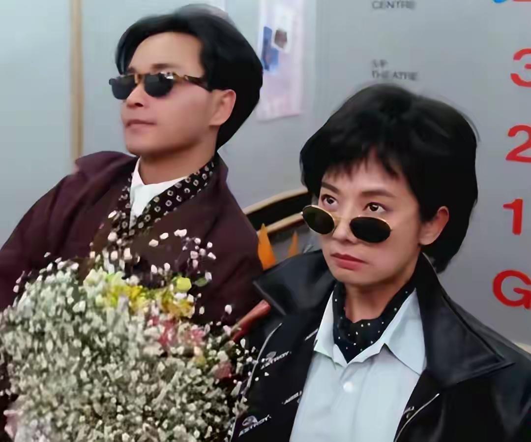 回顾张国荣的情感经历，他早年曾与毛舜筠有过一段真挚的恋情，这足以说明他并非先天意