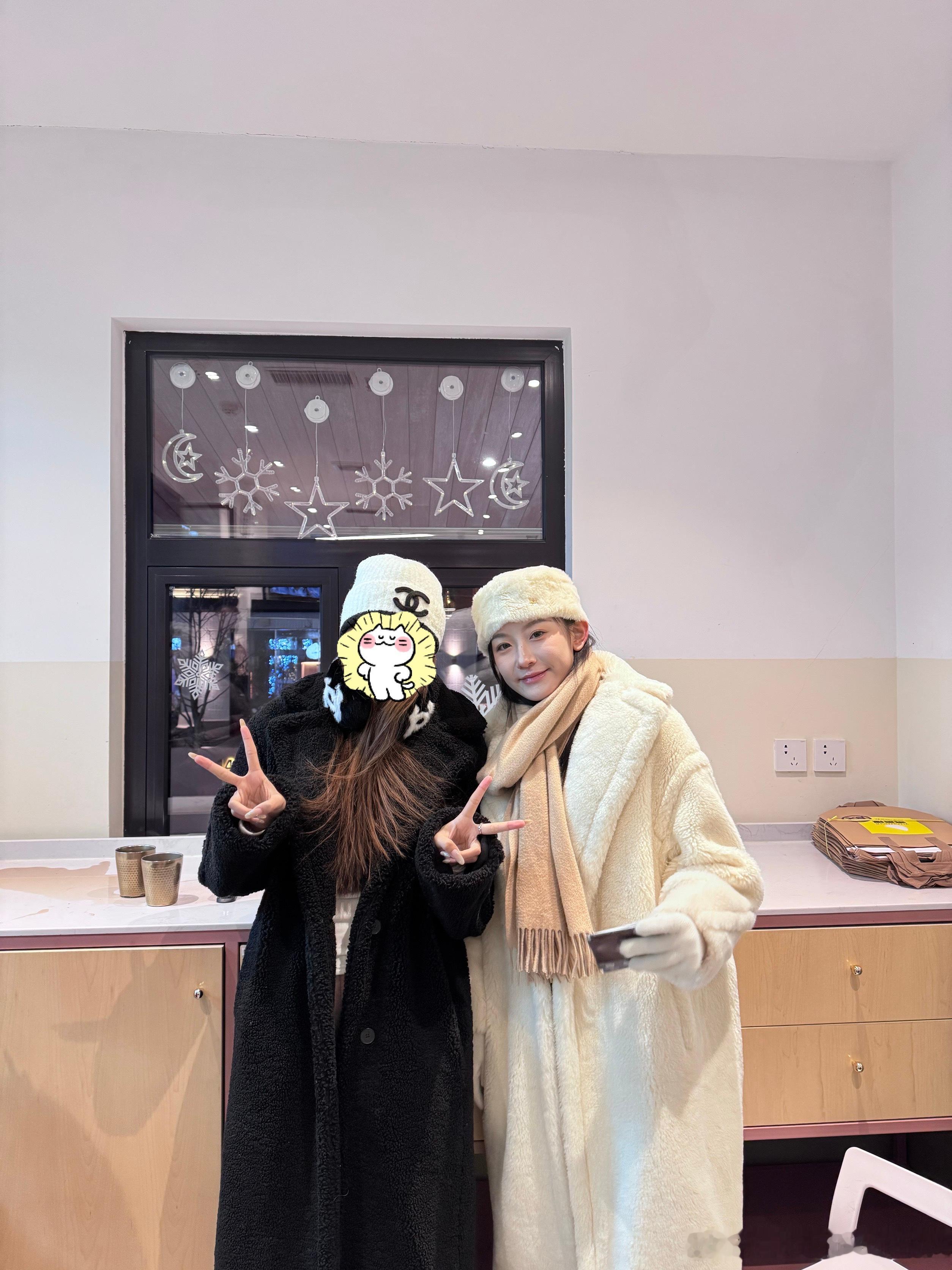 今天新的偶遇！新的合照！一起吃饭的宝总妞妞被偶遇喽全世界都在偶遇这个落日雨辉韩雨