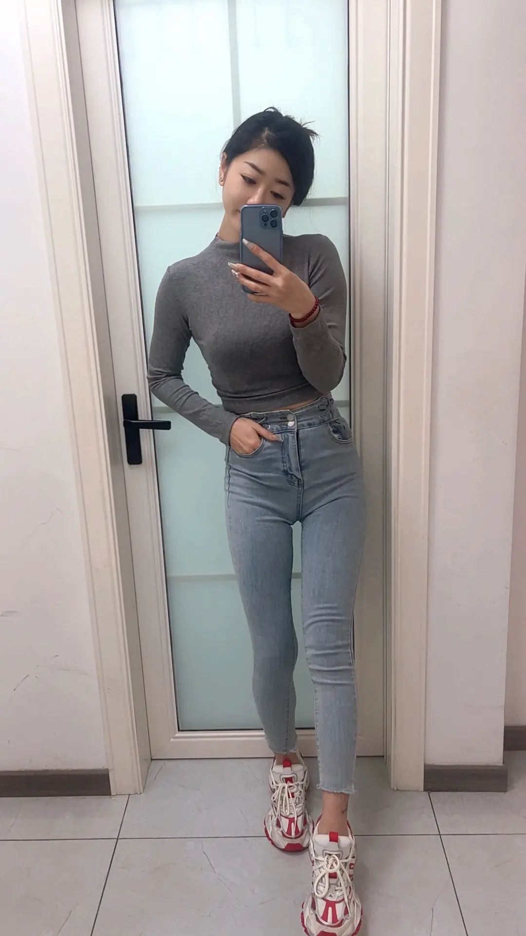 如今又有多少人是因为爱对方才在一起的呢？反而更多的是爱与不爱都可以在一起