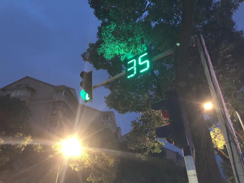 最新的交通灯新国标，真把不少人整懵了！好多人吐槽取消读秒太反人类，其实这是为安全