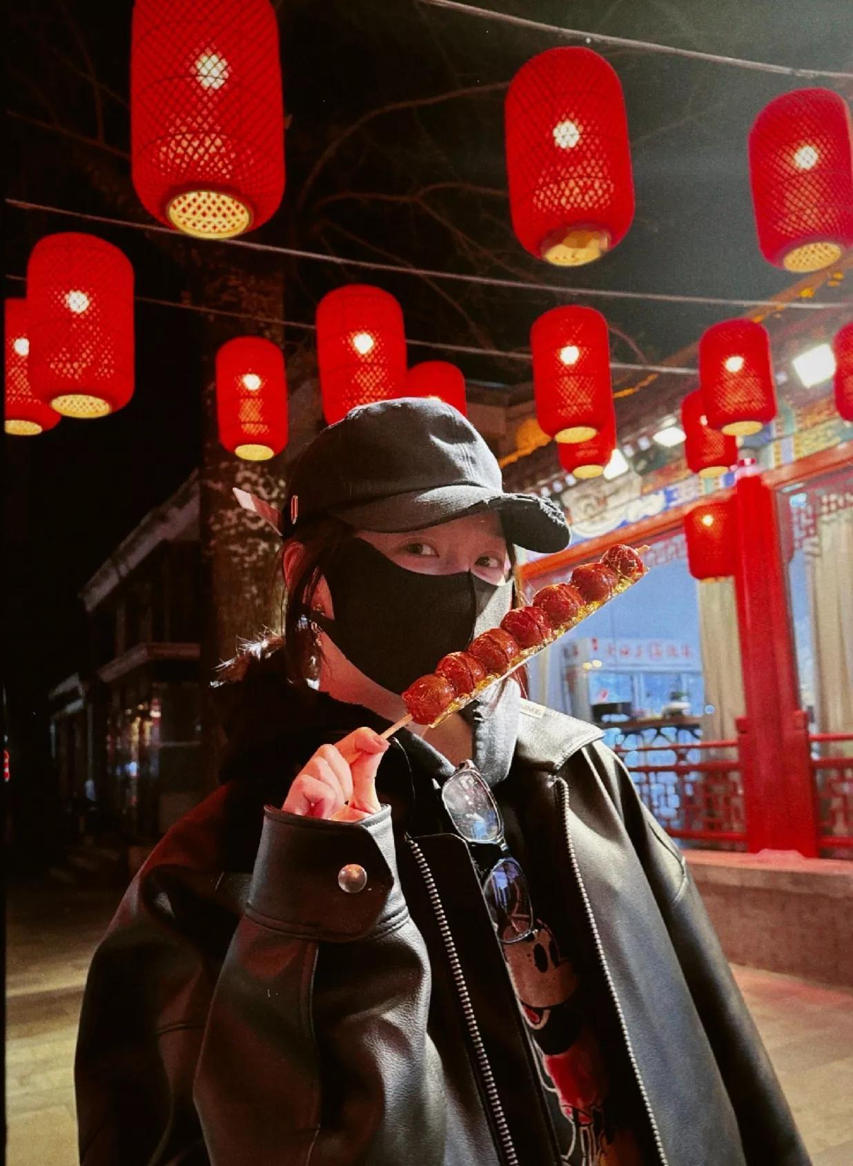 关晓彤晒照开心吃糖葫芦，看来鹿晗的事儿，她压根没放心上不愧是鹿晗 我也喜欢关晓彤