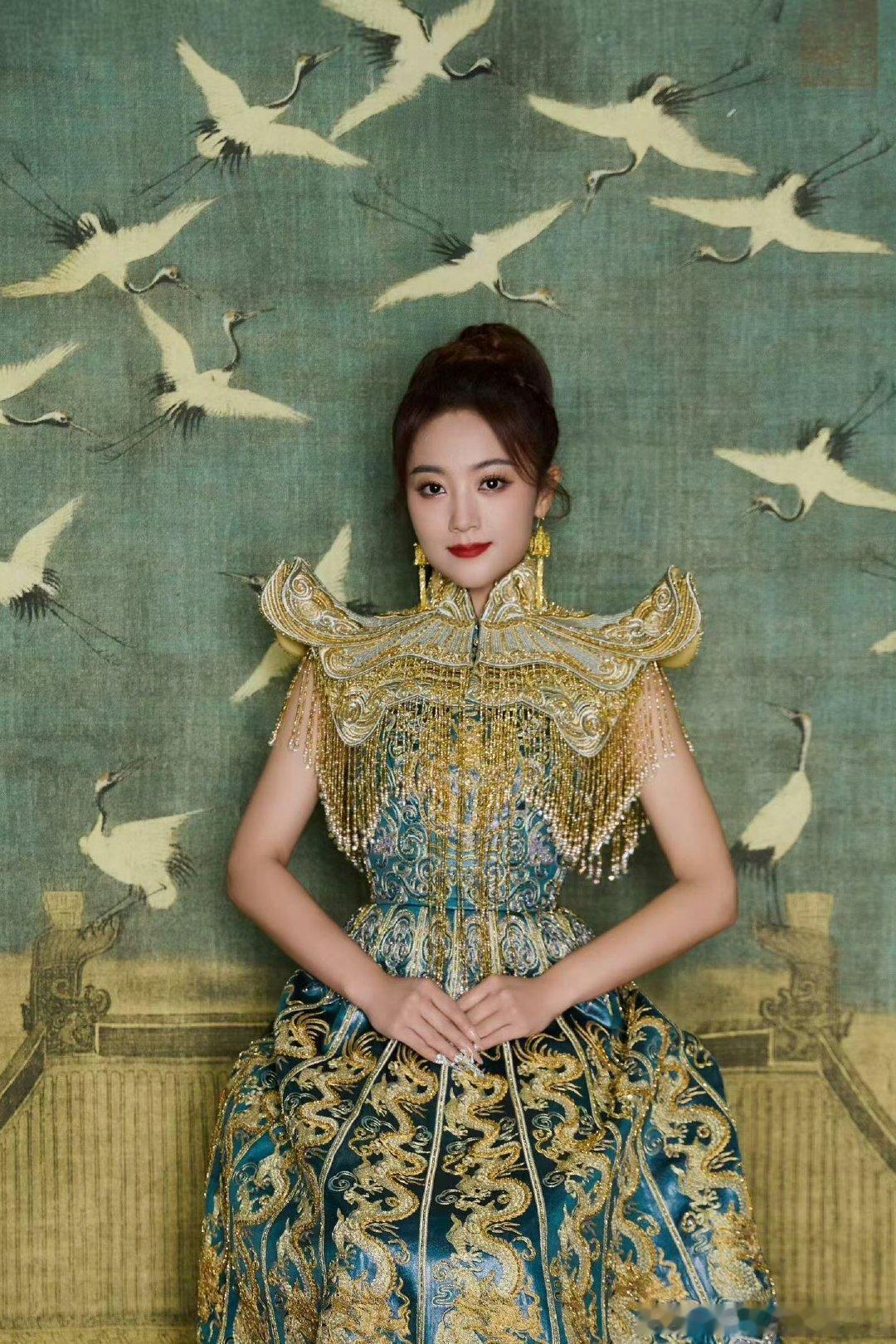 王小玮把太和殿穿去戛纳 王小玮戛纳这一身有多少中国符号狮韵发髻太有巧思，和礼服呼