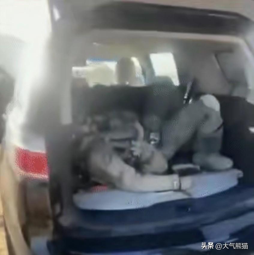 这个美国大兵也够憋屈的，
美国的F15战机被摧毁，飞行员选择弹射逃生，最终掉在了