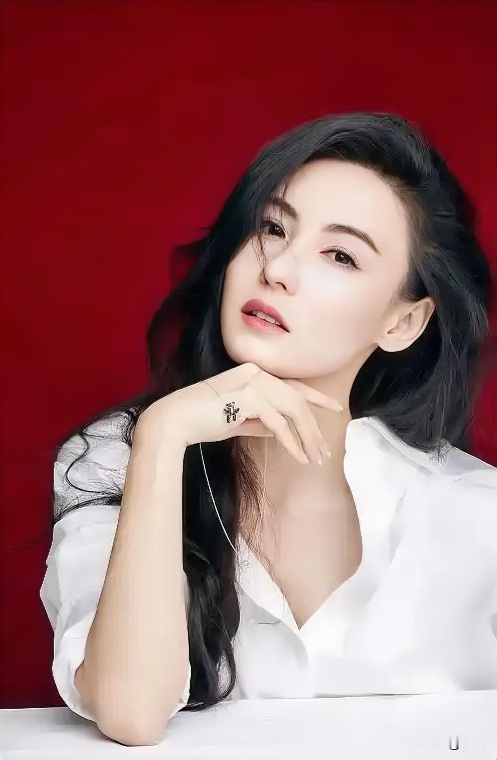 谢霆锋今晚可能睡不安稳，因为张柏芝面临违约官司，这对她来说是个大麻烦。张柏芝独自