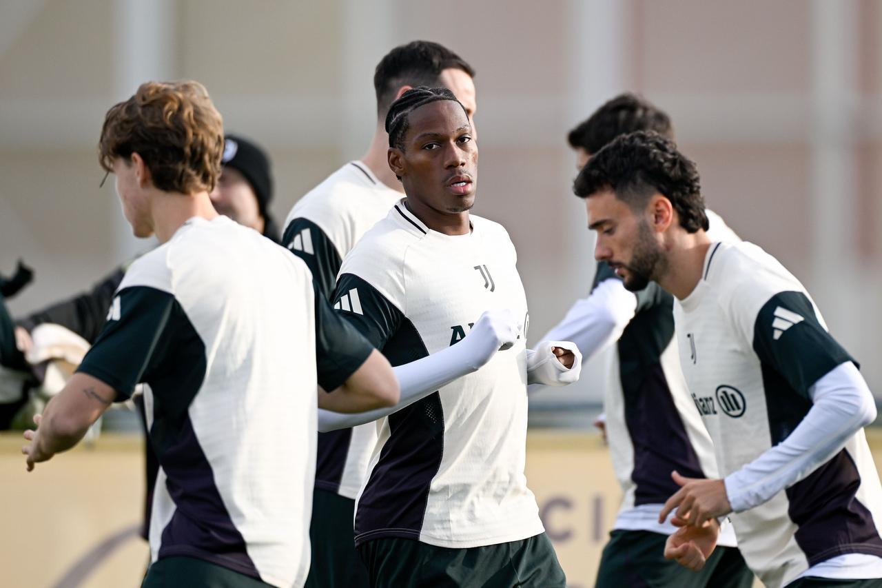 【ICE MAN 的机会来了？】昨天，尤文图斯在维诺沃训练基地的四块人造草皮球场