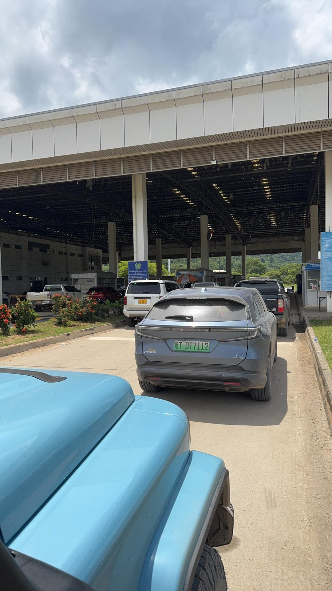从老挝和中国边境出发
经历了6小时的老挝破路折磨（235km）
进入泰国境内，再