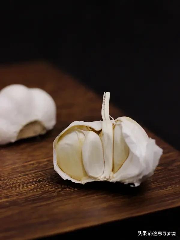 你知道大蒜不发芽的保存方法吗 大蒜总发芽真让人头疼，其实有不少保存方法能让它乖乖