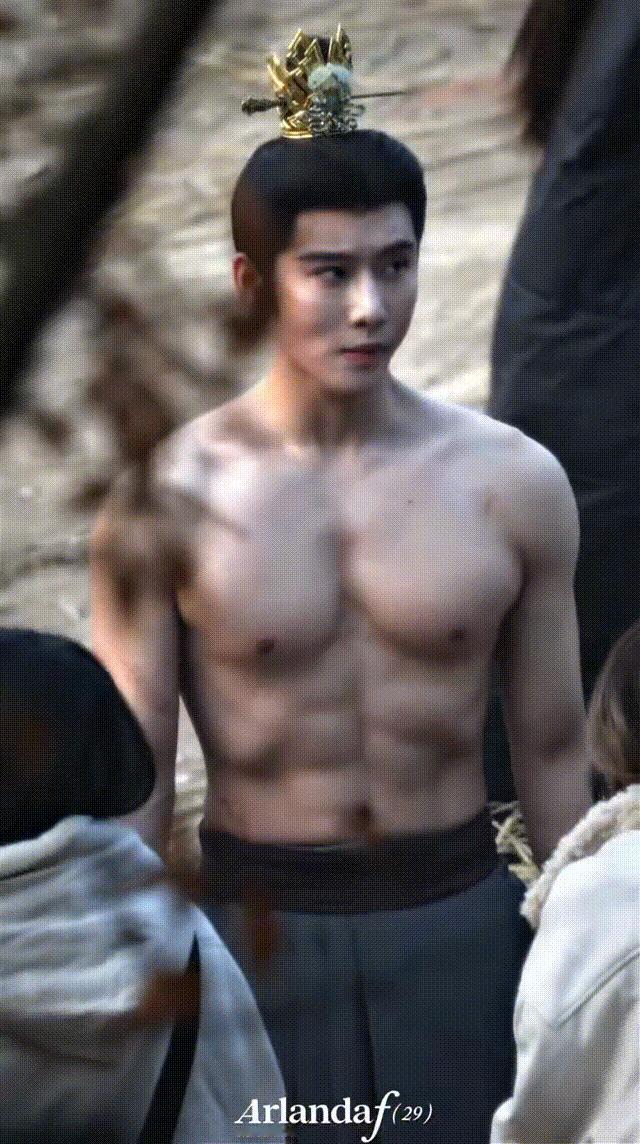 代高政主演嫁金钗 代高政的造型帅气满分，镜头前一站就自带焦点，眼神杀更是点睛之笔