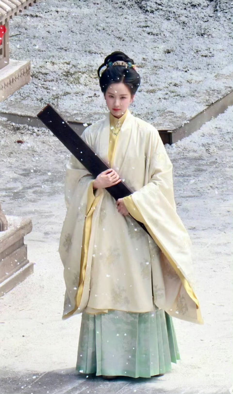 三位顶流94花都演绎了马面裙，鞠婧祎、白鹿、陈都灵身着不同颜色款式，谁美出了新高