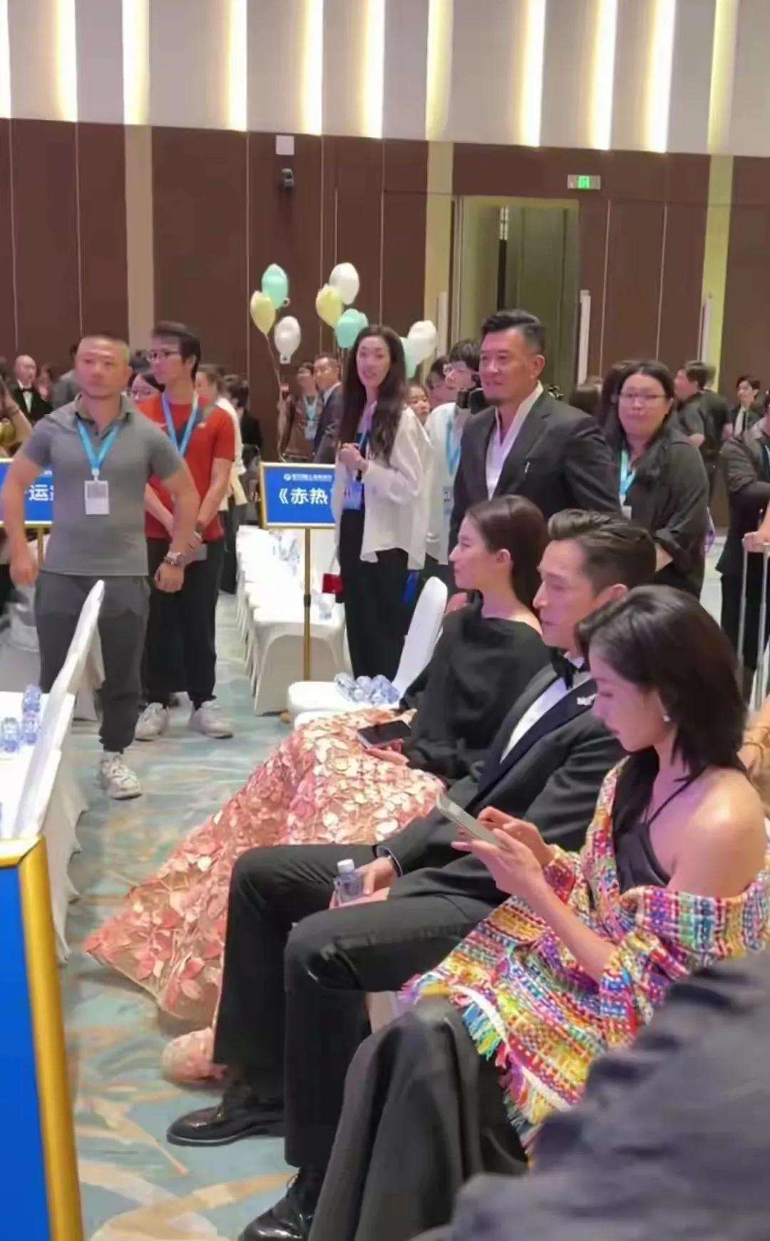 上海电视节白玉兰奖休息地
胡歌这待遇不错呀
左边坐着刘亦菲，右边坐着万茜
有两个