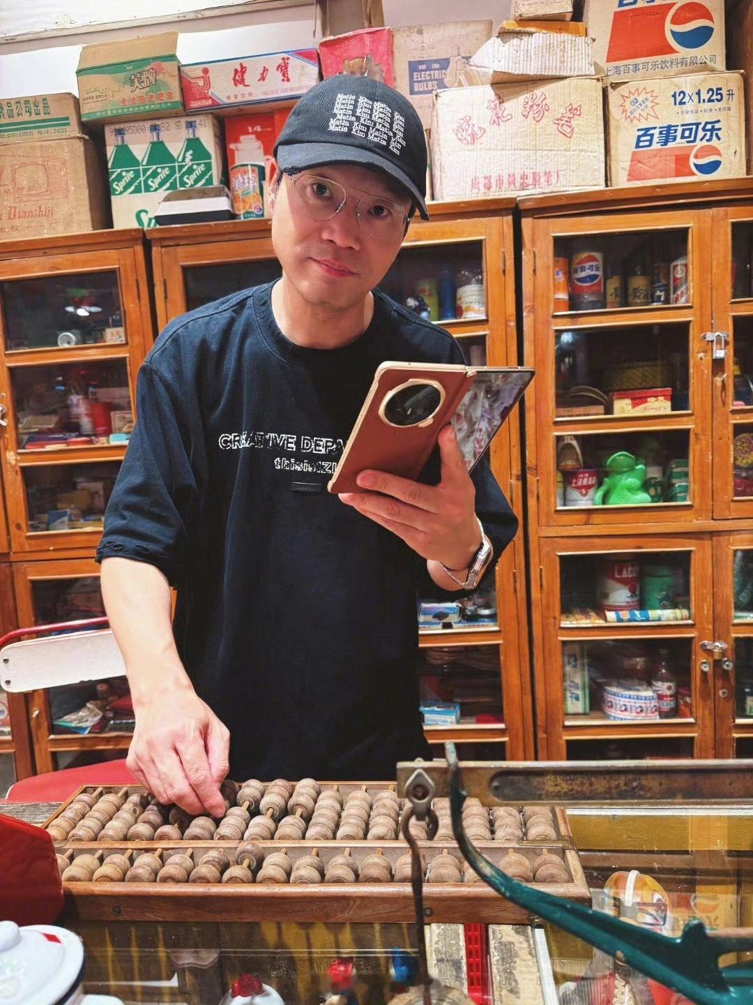 普通人要不要买折叠屏虽然不少商务人士和明星都在用折叠屏，但对于个人来说，现在的折