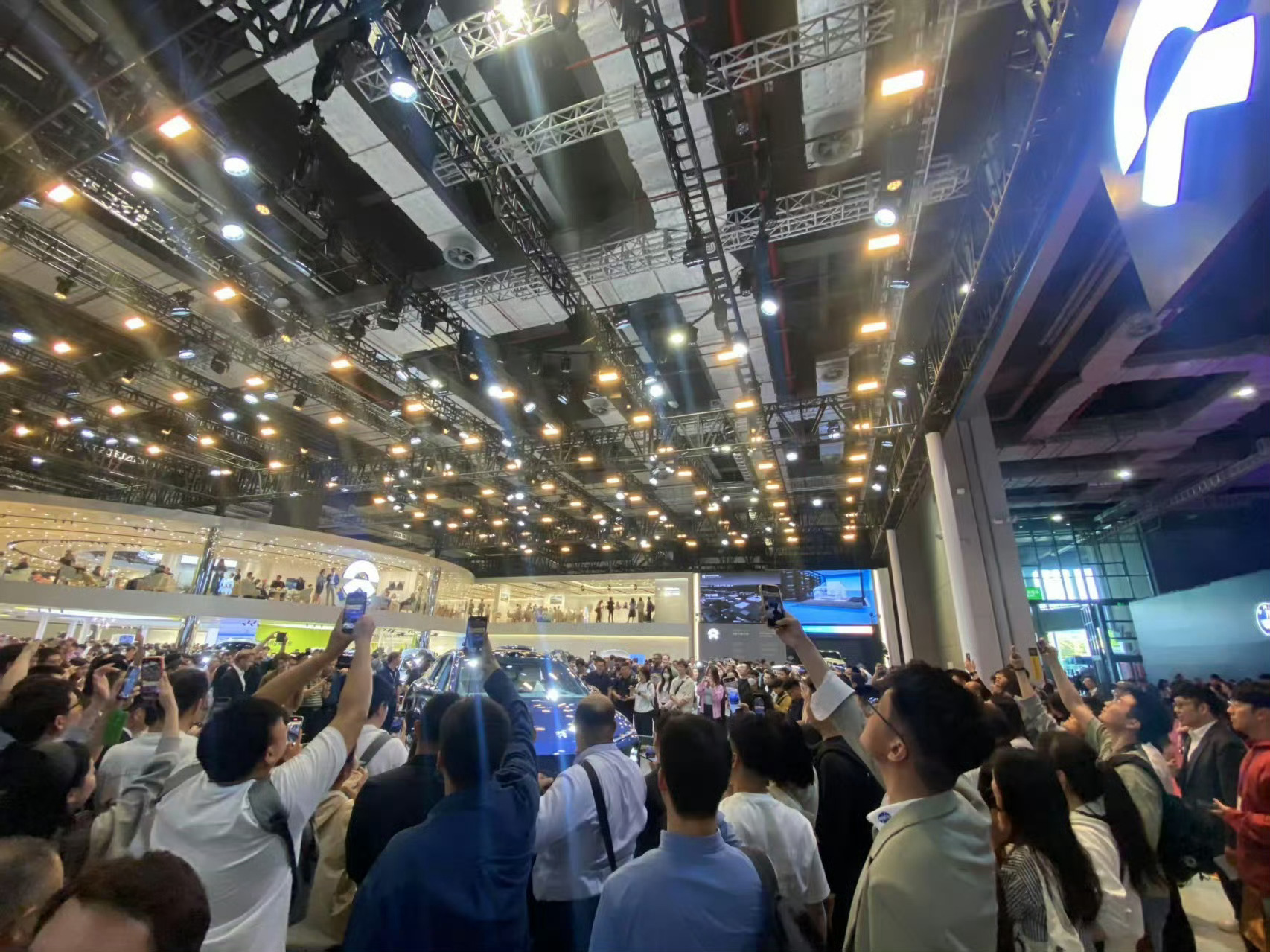 2025上海车展嚯，这蔚来展台人真多啊(7.1馆～蔚来流量越来越大，订单越来越多
