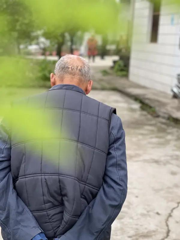 我不想做个手心向上的人，是因为我的父辈们七八十岁了都自力更生，经济独立，不让孩子