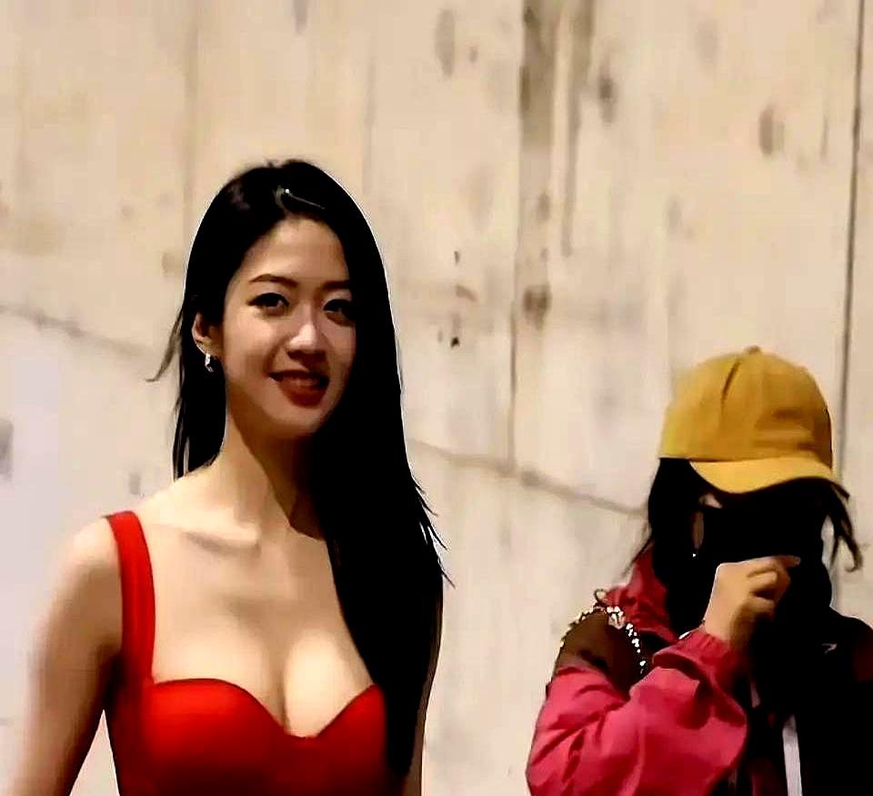 00后小花，开始“血洗”内娱了。
 

向涵之在横店拍《爱情慢慢》，一身大红裙的