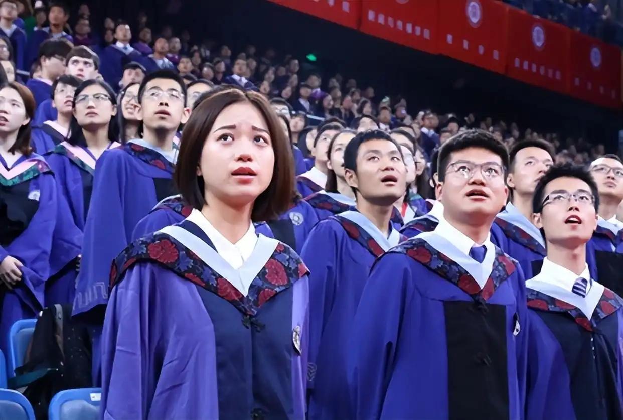 我认为快乐重要！在孩子的成长过程中，快乐就像阳光雨露，滋养着他们的心灵。让孩子快