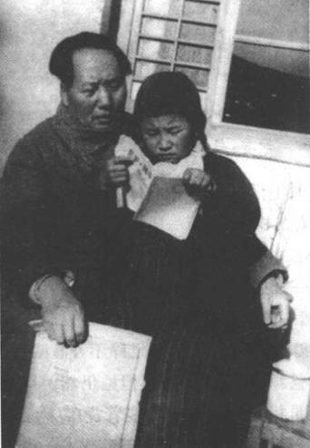 1946年，毛泽东教李讷识字