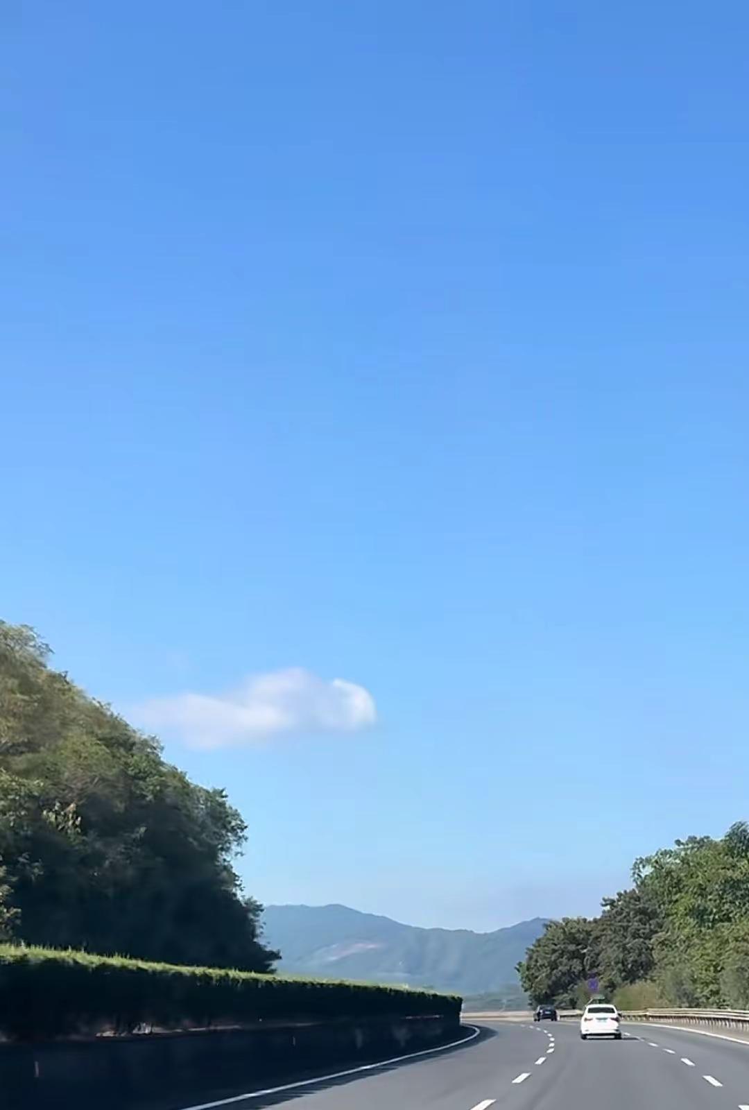 高速路上的风景 ，一路前行！