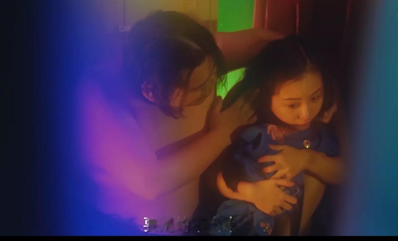 放学后，校花独自在教室等人时，四个陌生的男同学突然闯进来，一脸坏笑的把她围了起来