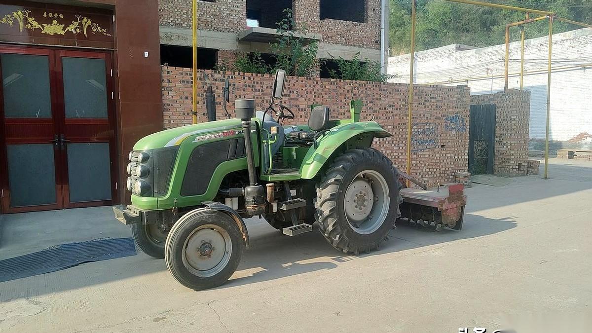 点火，挂挡，拖拉机的嗓门一下就吼了起来。
地里铺满了牛粪，还没捂热乎，杂草就抢着