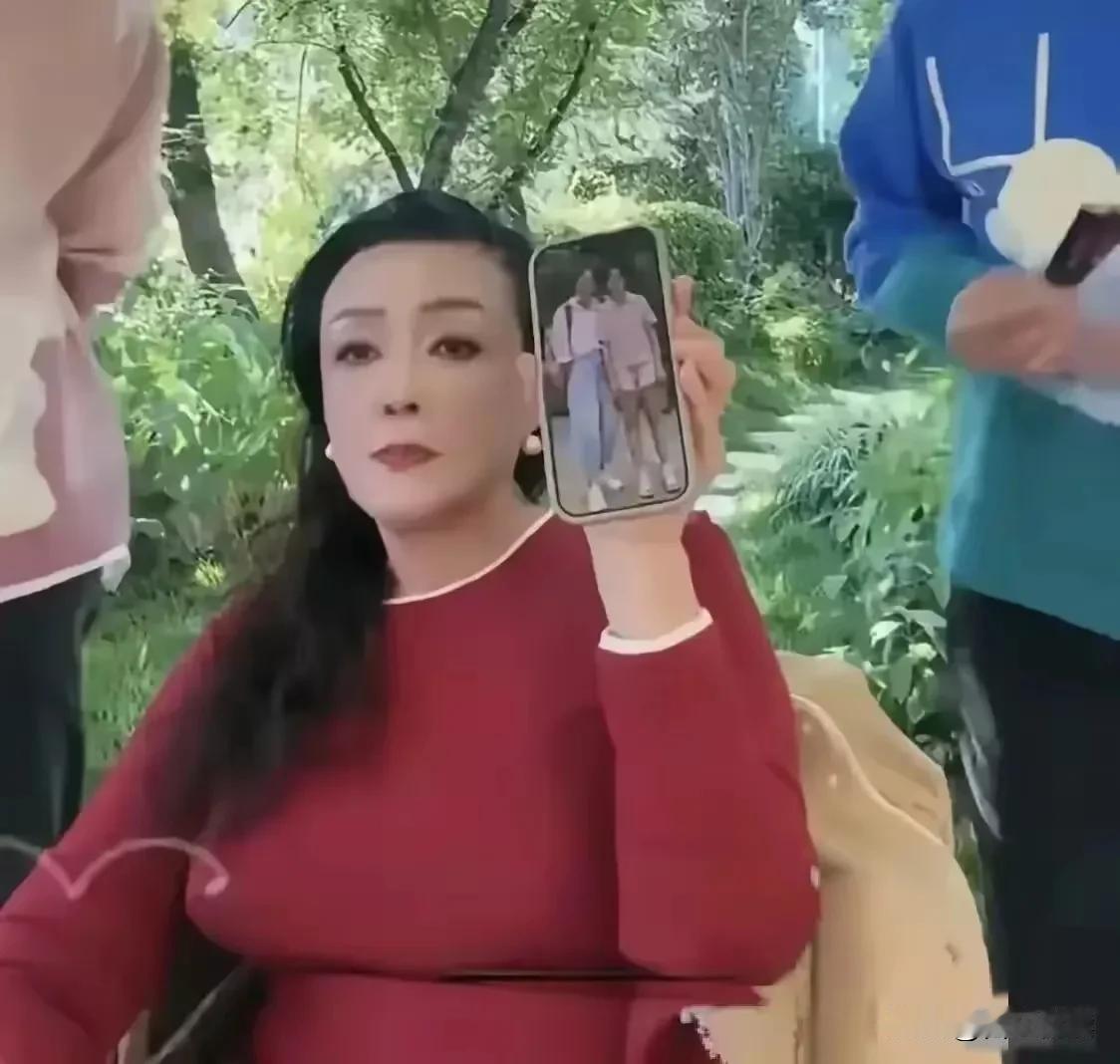 不管你信不信
战兰骨子里是怕大S的

看她天天撕前儿媳
恨不得把人家大卸八块

