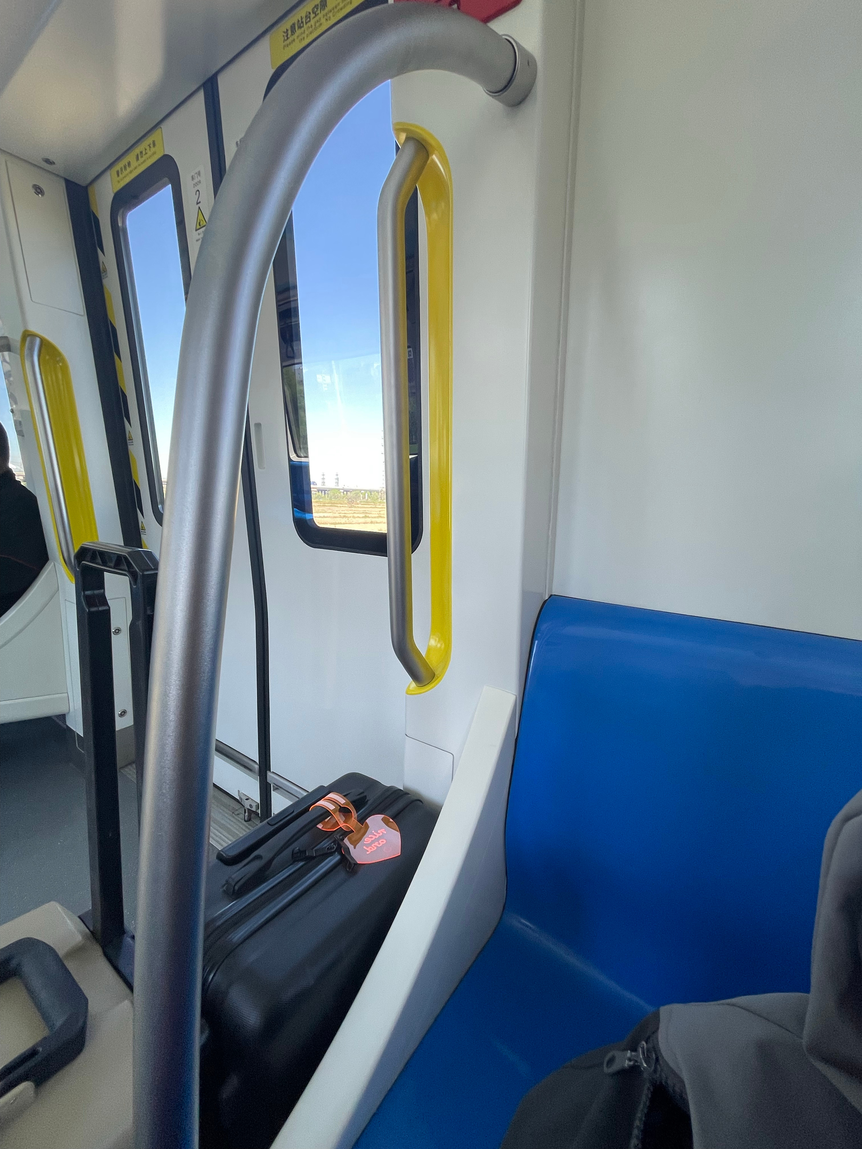 好久没坐9号线了，以为这是一块玻璃。刚坐下，打算靠一下，结果人钻出去了