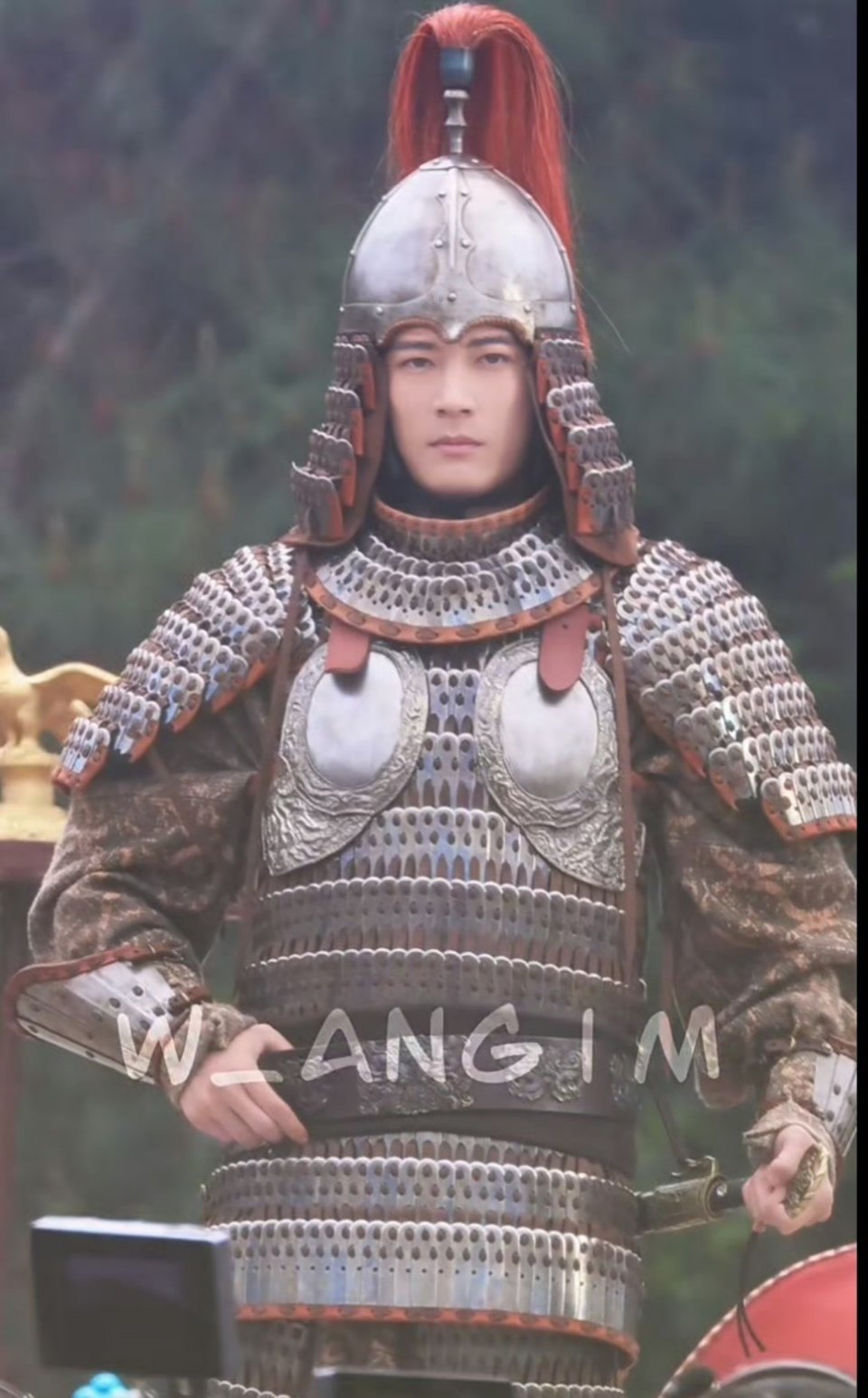 其实看这剧的路透就知道戏份的事了，这位叔一直换各种打仗的造型，都是男性角色发挥的