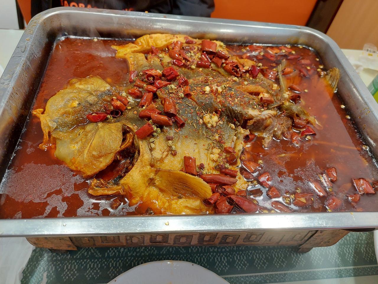 团购 79 元一条烤鱼加 4 个菜。

一夏天，因为治牙没有喝啤酒的我和爱人，喝