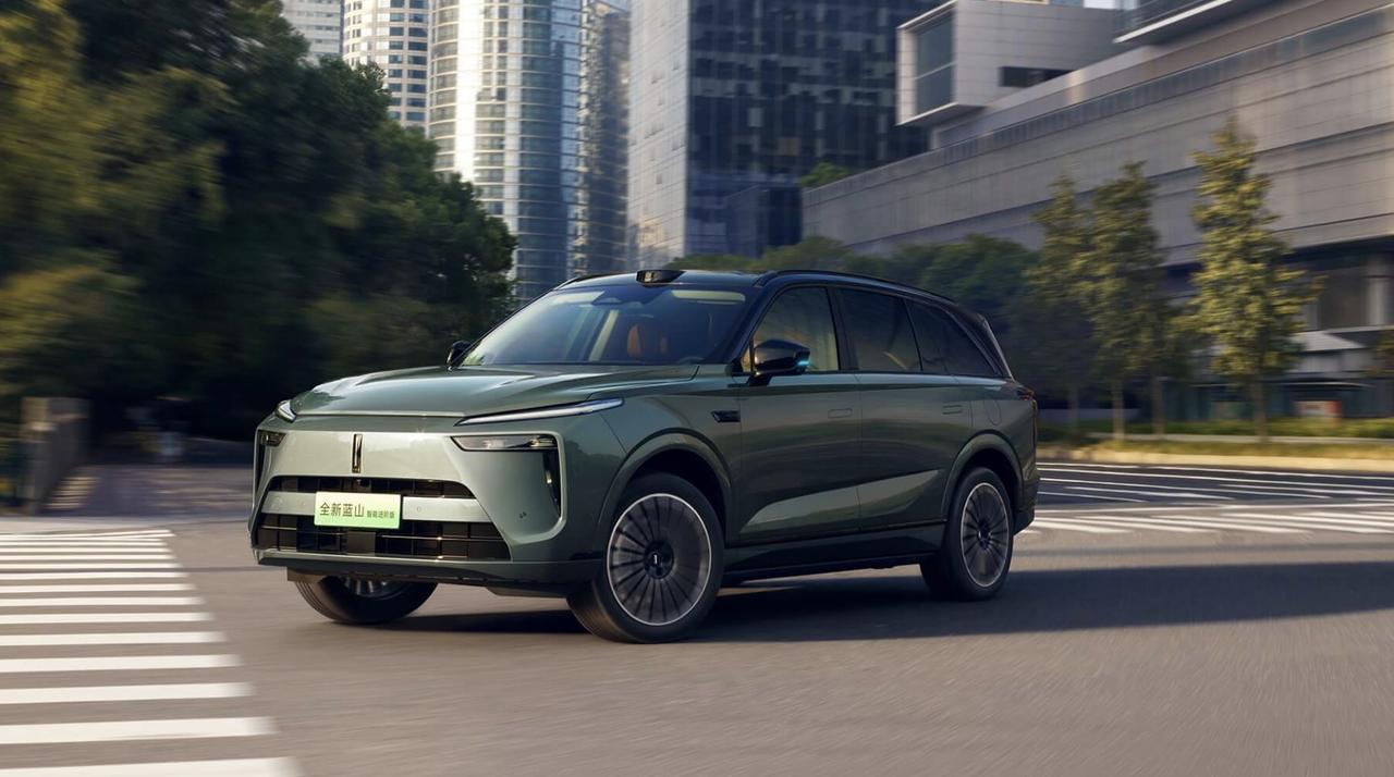 魏牌全新蓝山智能进阶版正式上市，有以下关键信息：
1、官方售价29.98-32.