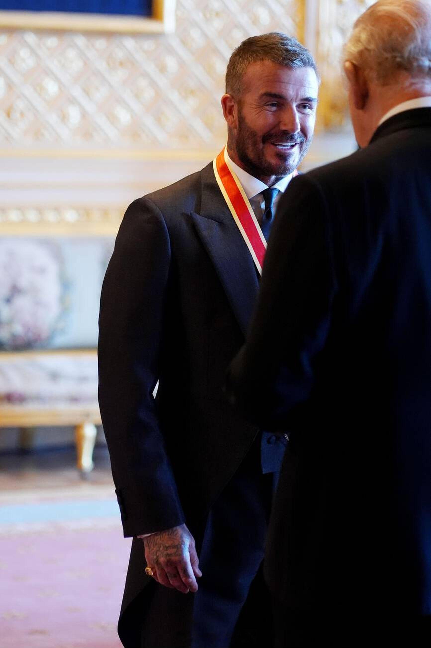 英国王室[超话]  今天大卫贝克汉姆爵士在温莎城堡举行的授勋仪式上被查尔斯三世授