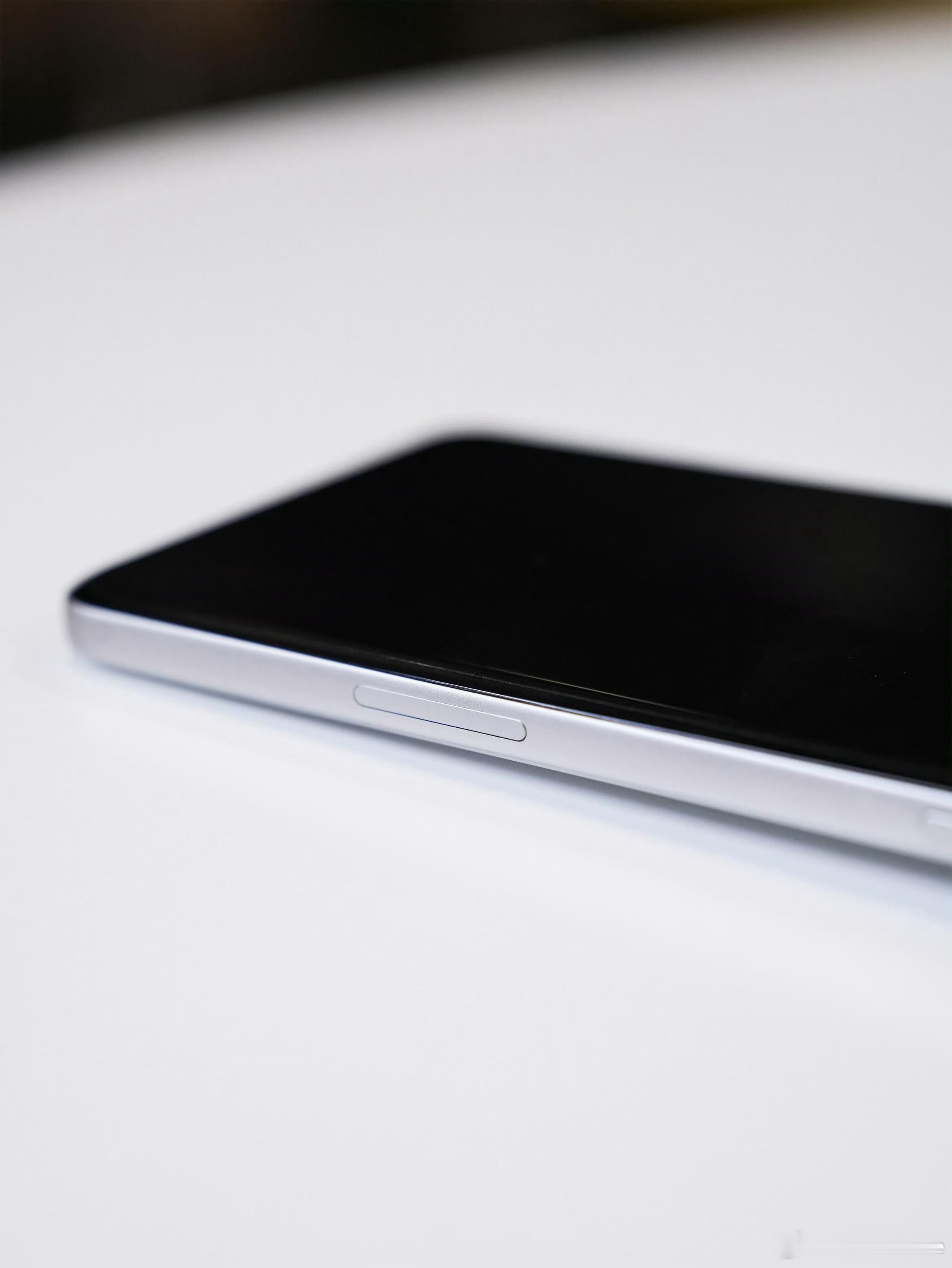 OPPO Find X8 Pro搭载抓拍快启键，一键抓拍，支持变焦，从而干掉所谓