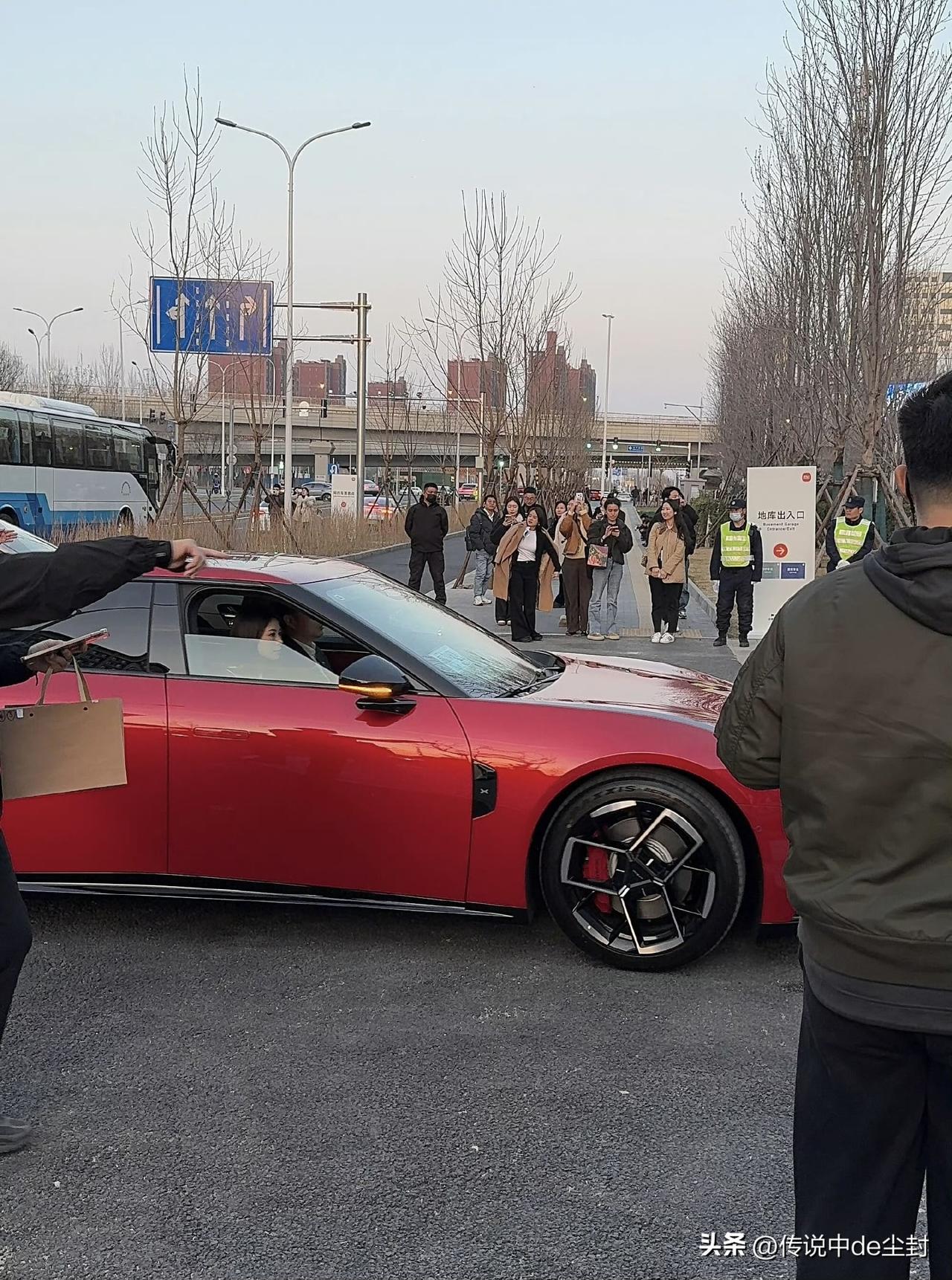 何小鹏开着昨天晚上刚发布的红色P7参加小米新一代SU7的发布会。
雷总也是亲自迎