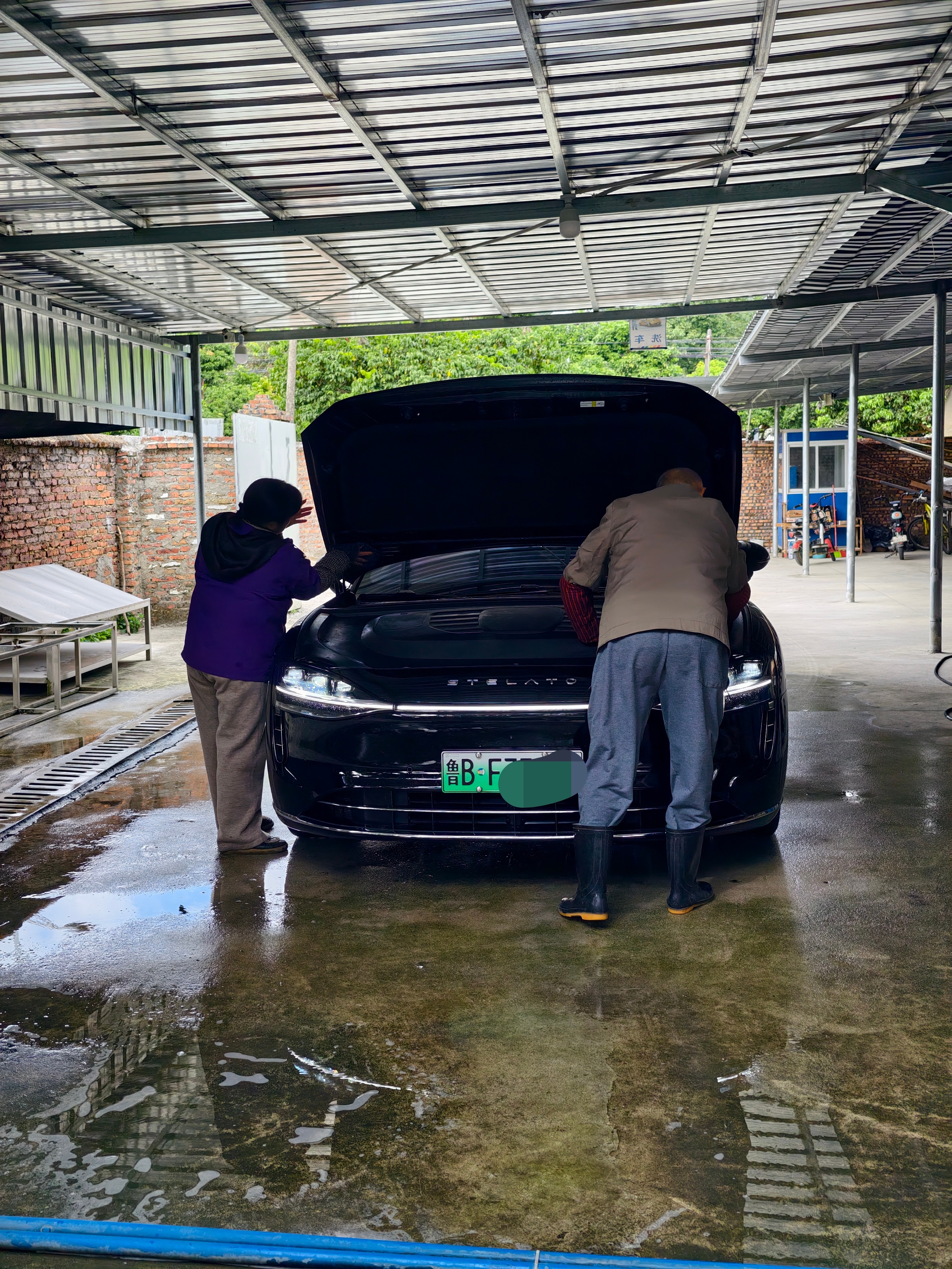 今天洗车遇到一家宝藏店店主是退役海军，他说他是精工洗车确实也很认真清洁，连前机盖