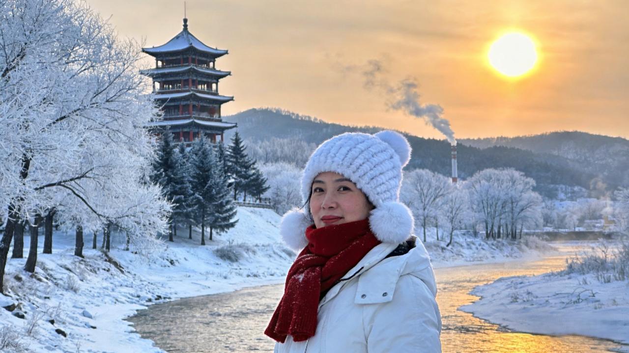 北国冬韵
朔风卷地雪横空，
万里冰封气势雄。
千岭银妆凝素玉，
长河冻合卧苍龙。