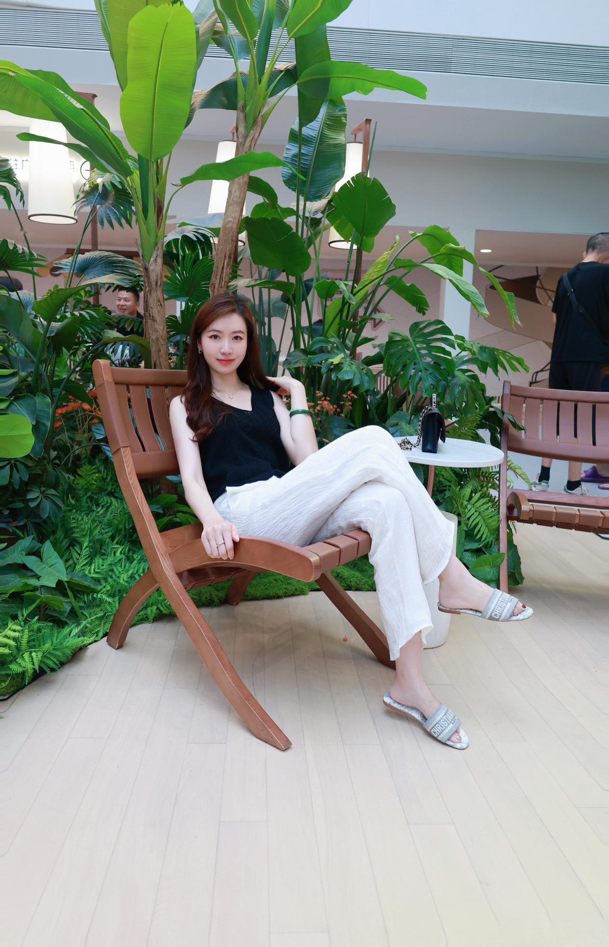 活着，就活一个干干净净，漂漂亮亮。交往，就交一个实实在在，明明白白。人前，不惧议