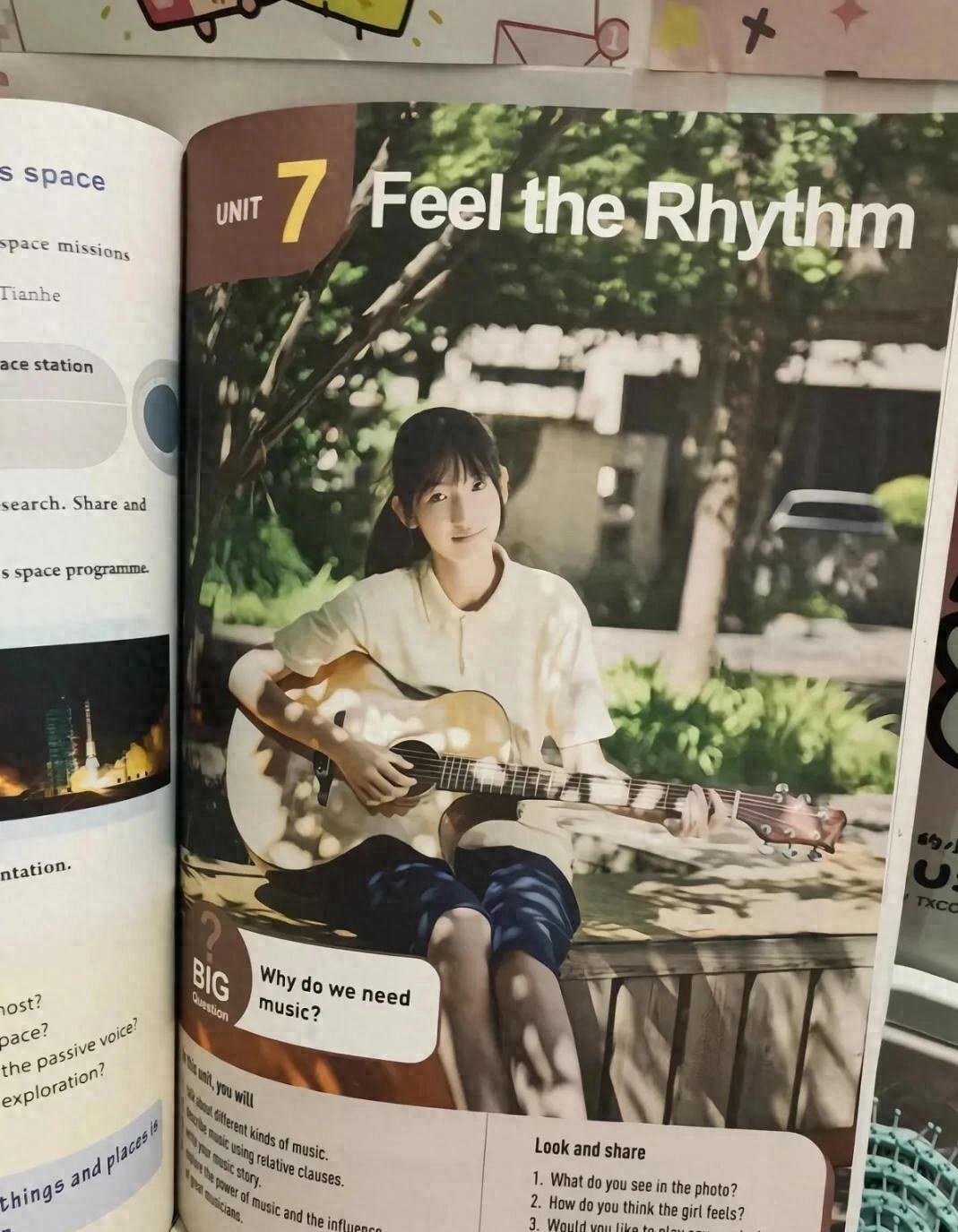 课本里抱吉他的女孩冒出来 说自己没花一分钱
Dww把手机架在桌上，录了那条视频。
