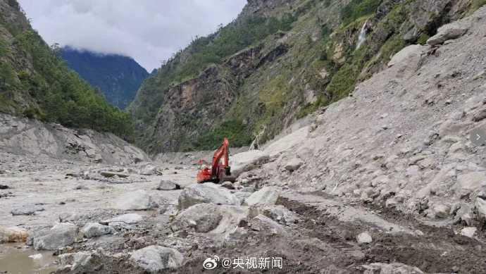 吉隆口岸陆上通道即将打通，第一批挖掘机等抢险机械已抵达受灾搜救核心区域；受阻路段