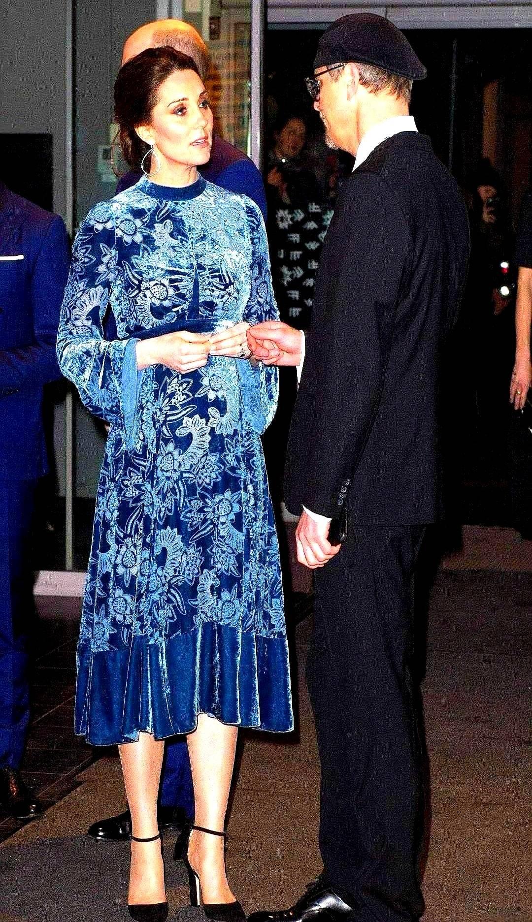 今天刷到路透社的现场图时我才发现那套蓝丝绒不只是高饱和度。

从前俩人总是公事公