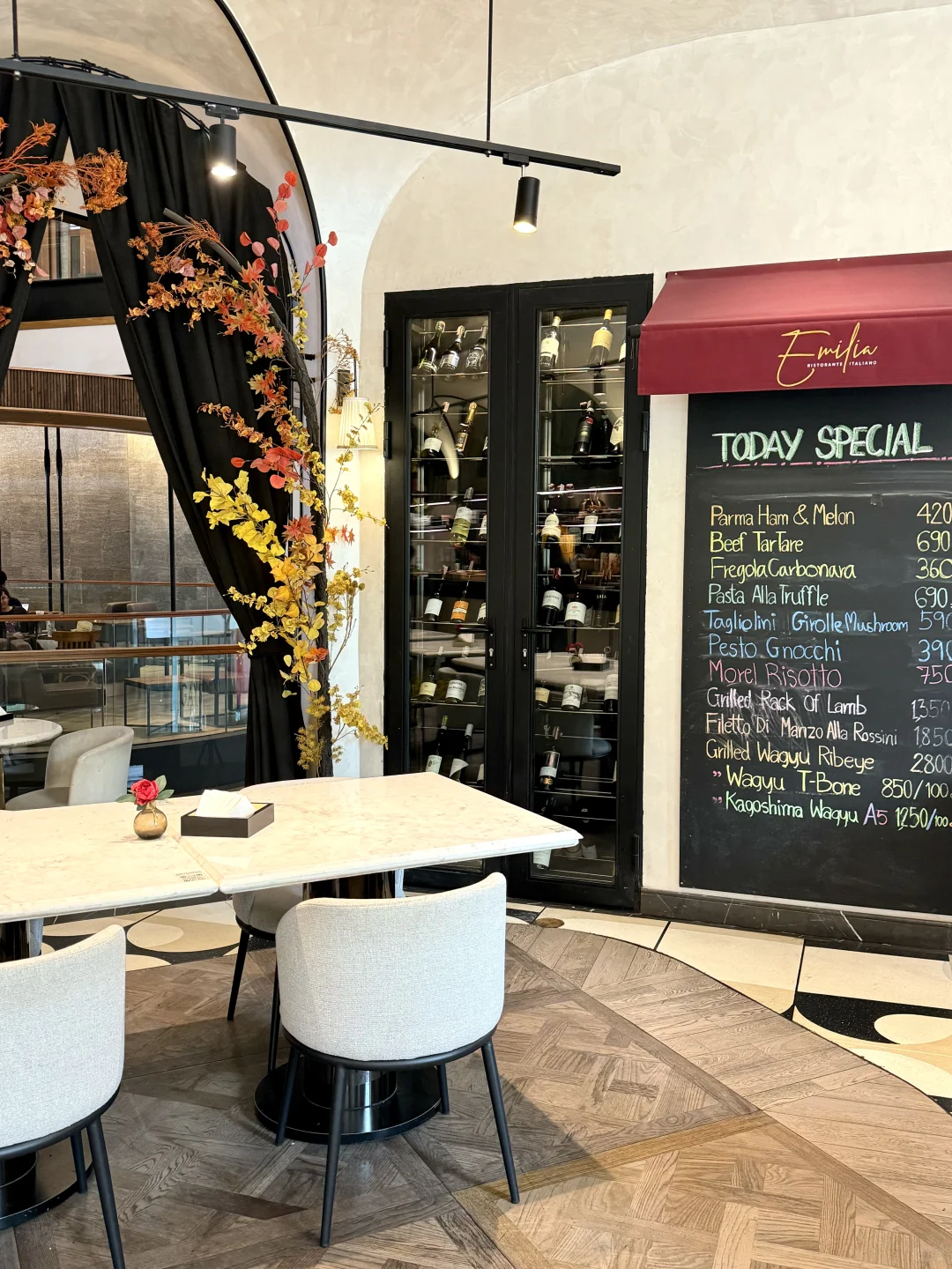 在曼谷🇹🇭人均80r。。。花小钱装大杯🍷