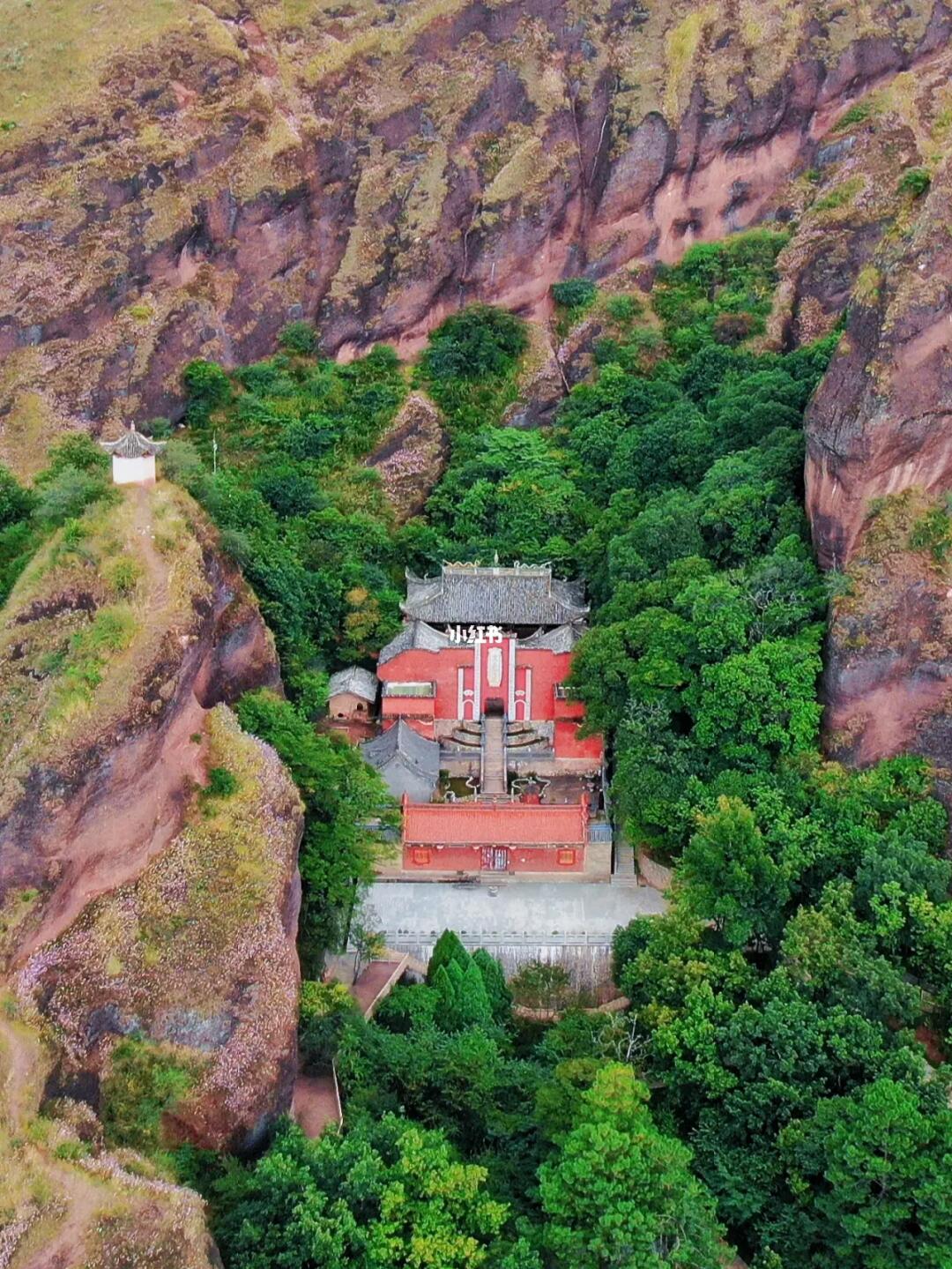 半条峡谷都是寺，登山祈福诵经好去处