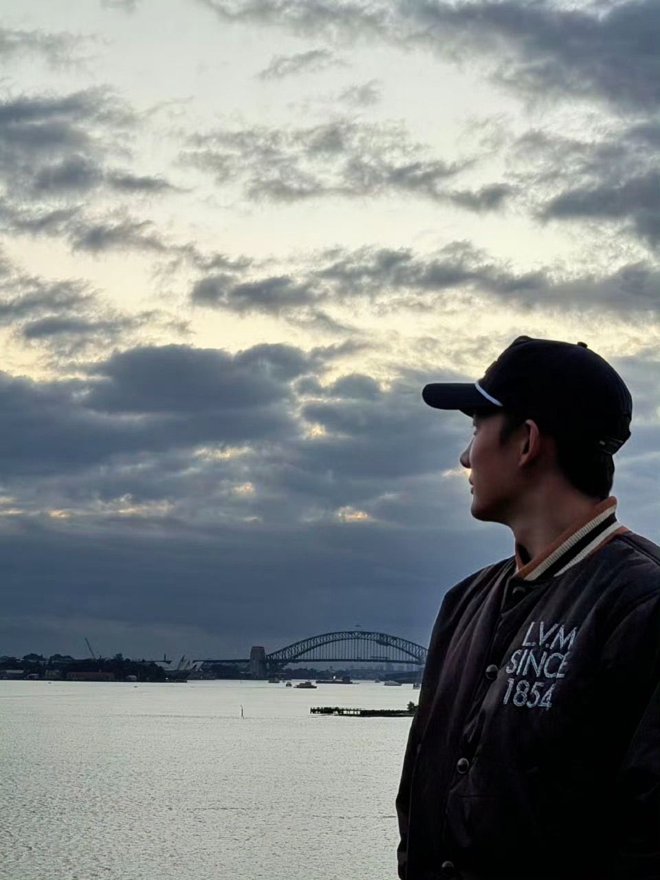 苏翊鸣七夕晒9图七夕当天苏翊鸣更新九宫格照片，配文仅一颗爱心❤️，中间一张双人氛