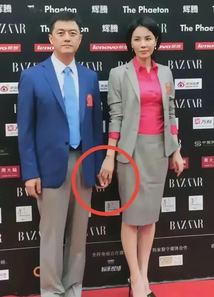 王菲也曾为李亚鹏穿过这么难看的衣服，想想这段恋情➕婚姻坚持了也近9年，侧面说明天