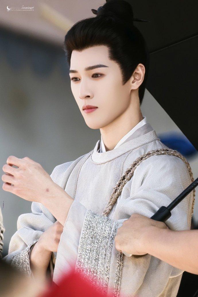 李昀锐 没有不漏的义务 练出一身好线条就是要大胆展示！李昀锐的肩膀和腹肌堪称视觉