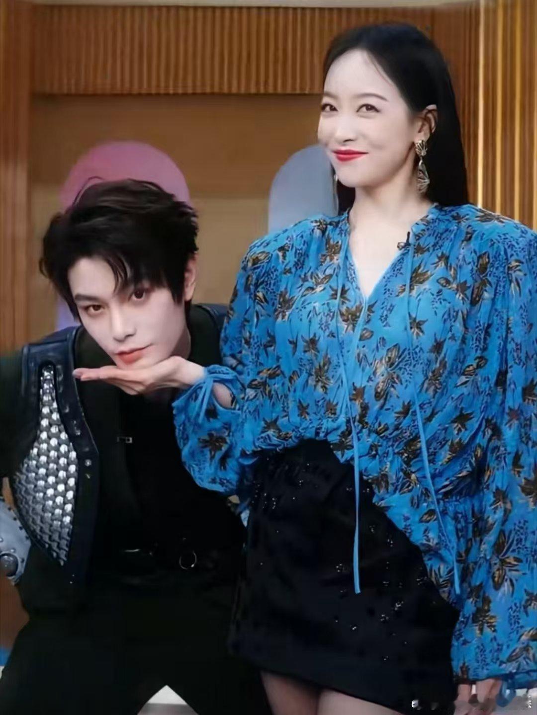 宋茜一抬手丁禹兮秒乖巧宋茜丁禹兮托脸互动你好星期六 好六甜感名场面，宋茜丁禹兮《