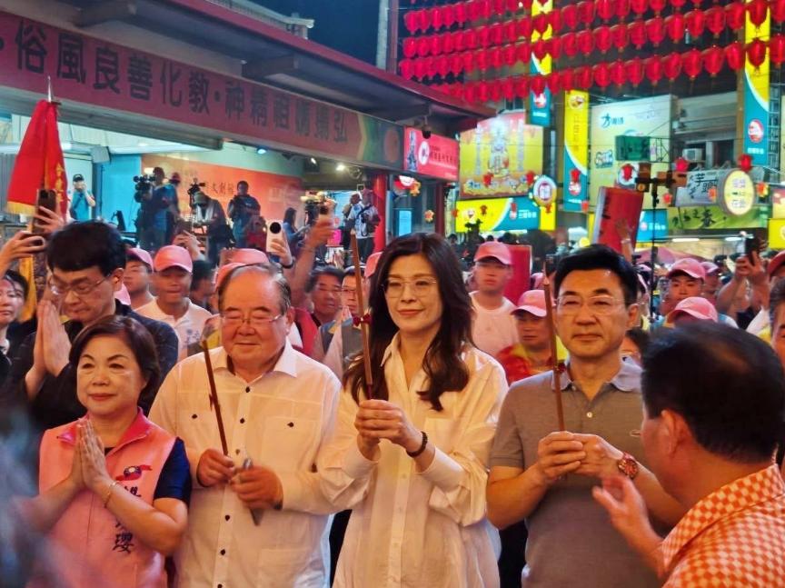 国民党主席郑丽文今（18日）凌晨在脸书发文表示，今晚，我和60万信众一同来到大甲
