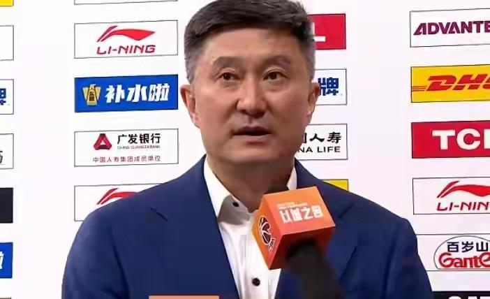 杜锋主教练跟广东宏远的合同只剩下一年了，大家很容易熬过去的。
昨晚上他的昏招不断