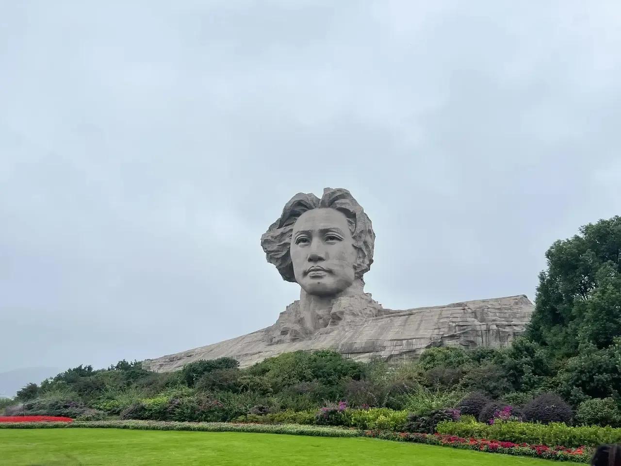 🍀请停留几秒，为伟人点个赞送朵花💐
《怀念毛主席》
东方的圣哲，毛泽东，
文