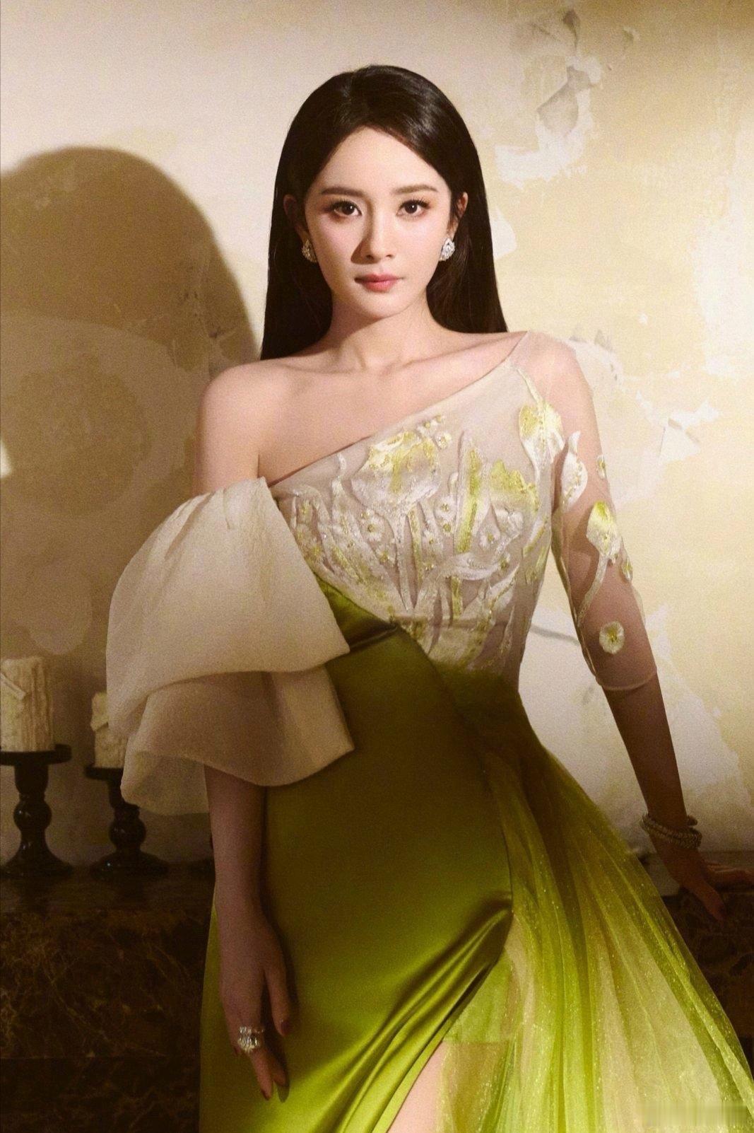 杨幂身着的这套礼服，真是美得令人心动，既优雅又时尚 