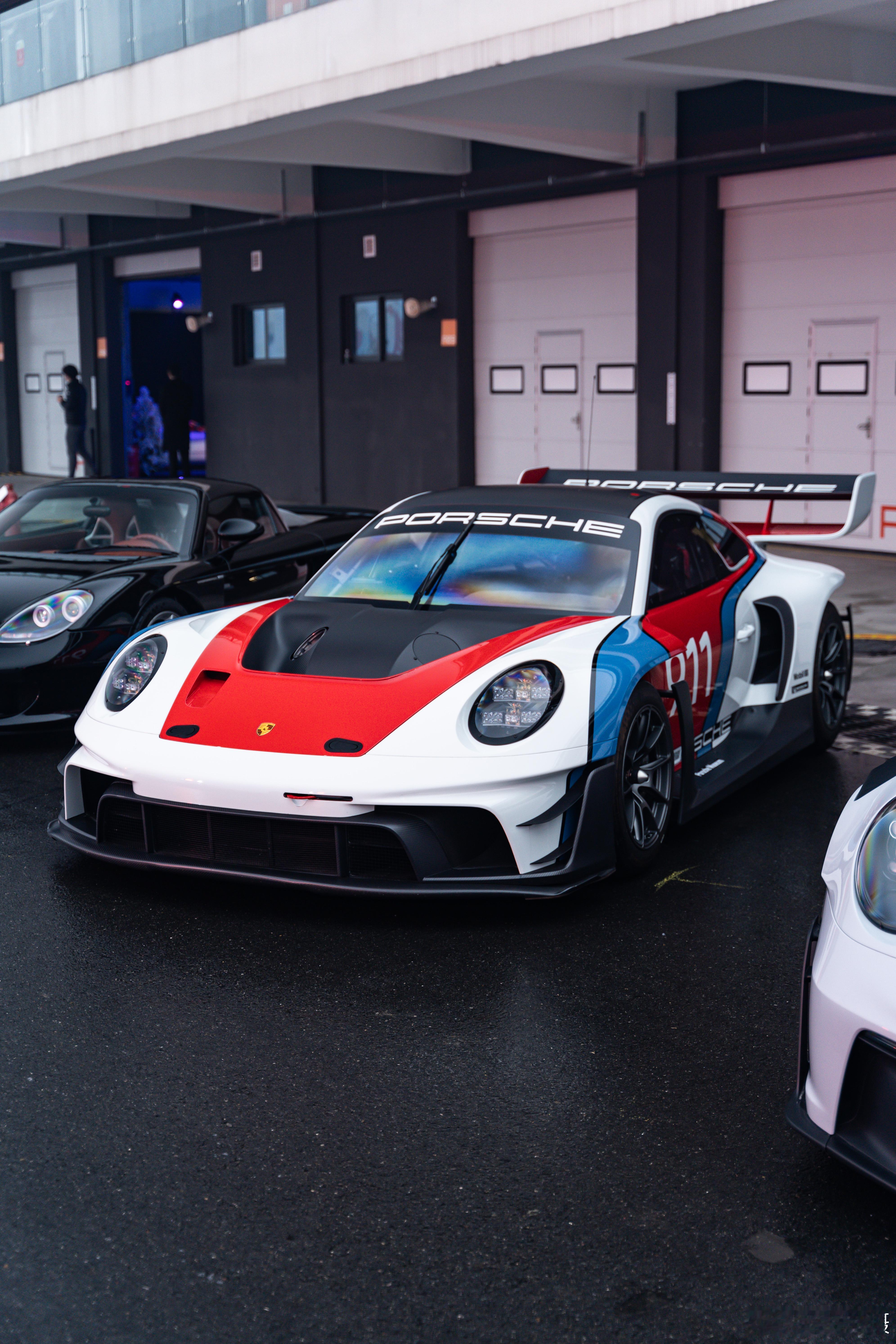 PORSCHE 911 GT3R rennsport夸张的尾翼和空气动力套件，高