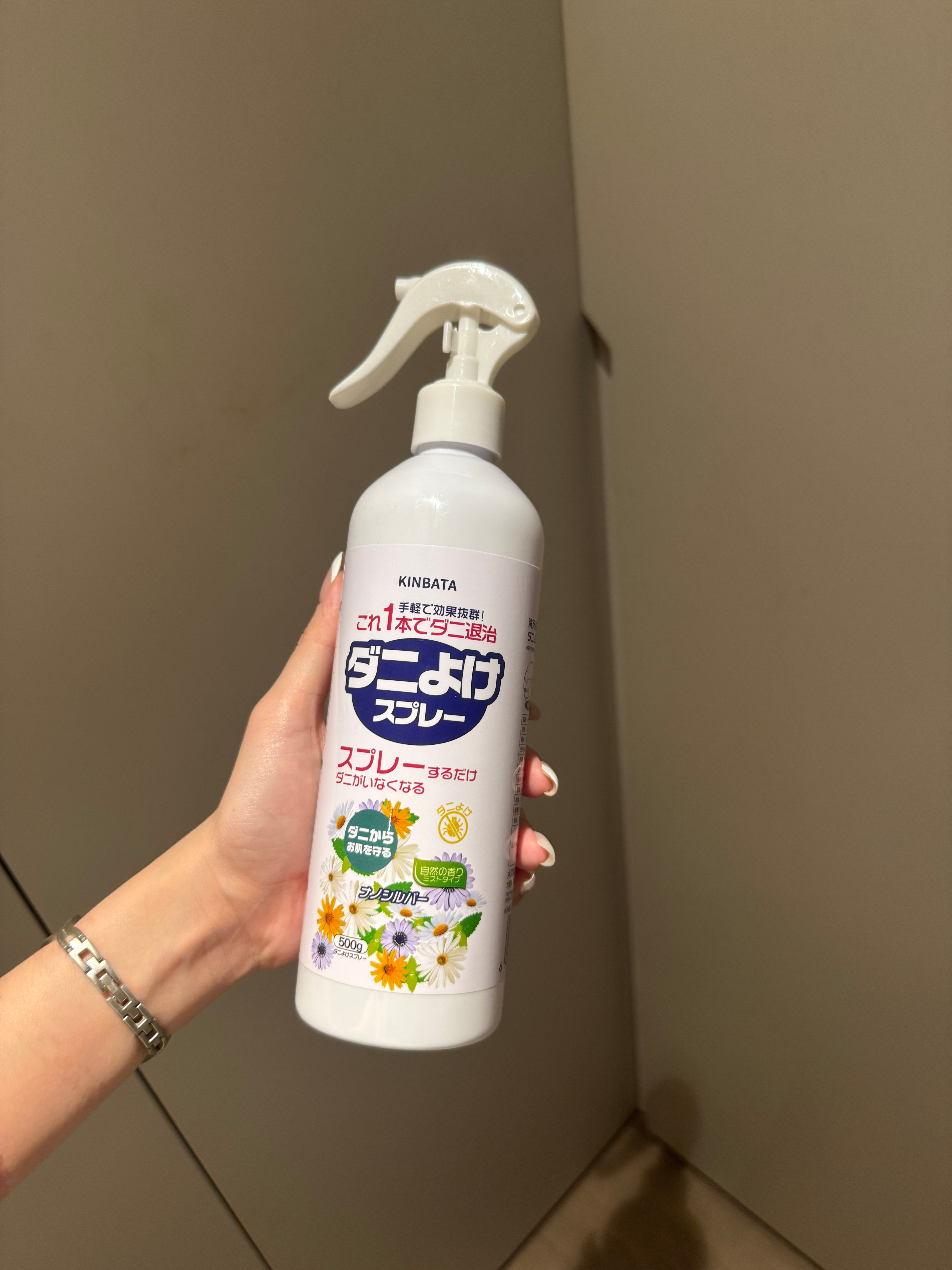 这个除螨喷雾好好用啊！！不知道是什么原理，因为我家里有小猫小狗所以不敢用杀虫剂啥