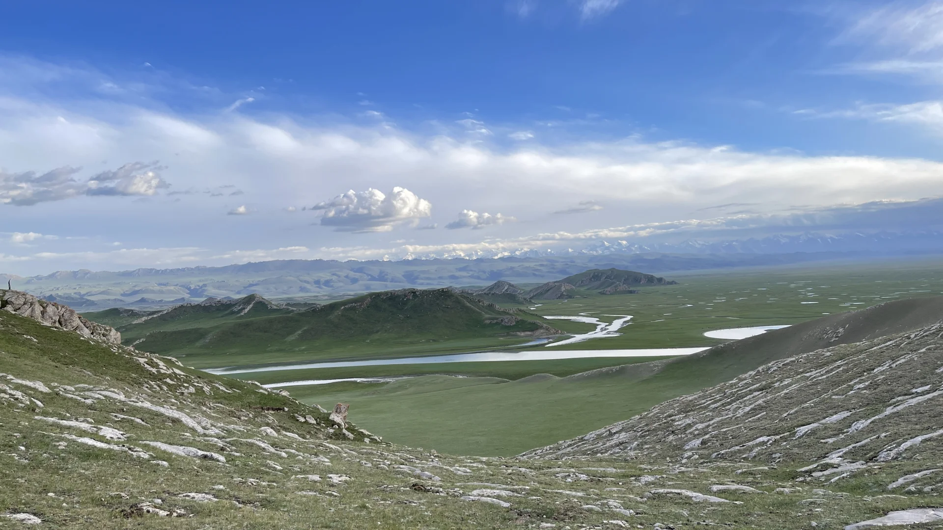 标题🏞️ 山川白云，邂逅最纯净的自然美